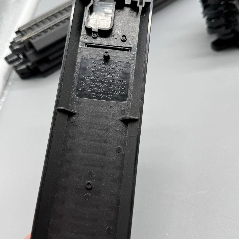 Bachmann HO Scale E-Z Track 18 Pc Lot Black Roadbed Straight Curve Rerailer 18